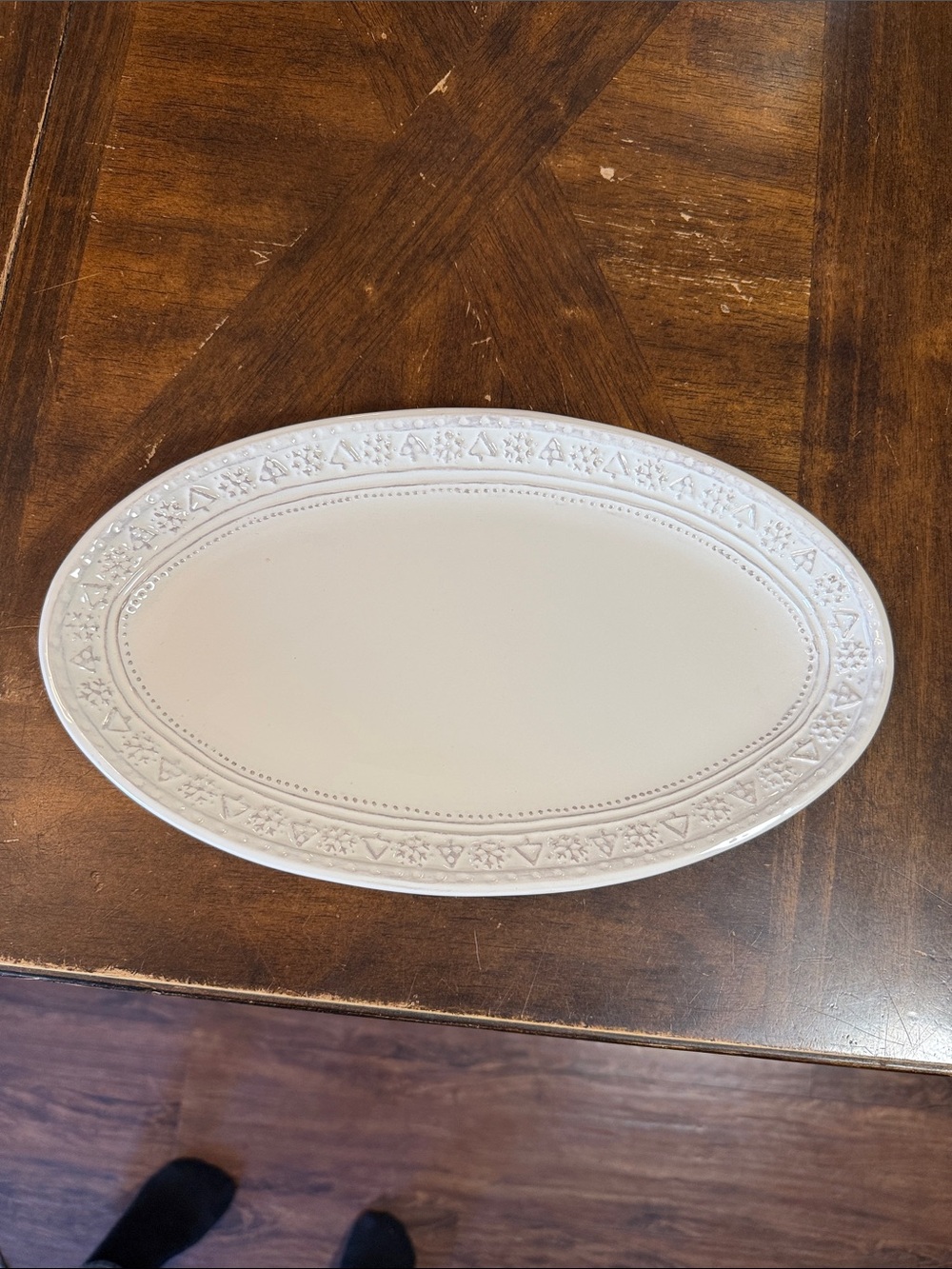 Hallmark oval serving plate platter with snowflakes and tree boarder